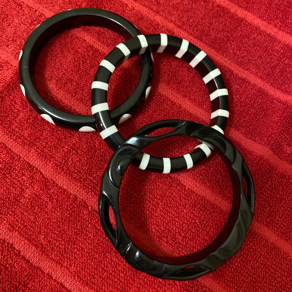 🐝 2/$10 Three lucite bracelets